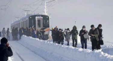 Поради снежно невреме 15 часа поминаа во воз