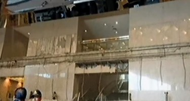 (ВИДЕО) НЕСРЕЌА ВО ИНДОНЕЗИЈА: Се урнал меѓукат на зградата на берзата, 28 повредени