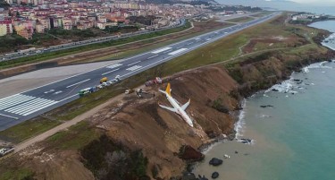 (ФОТО+ВИДЕО) Авион излета од писта и падна кај карпите во морето
