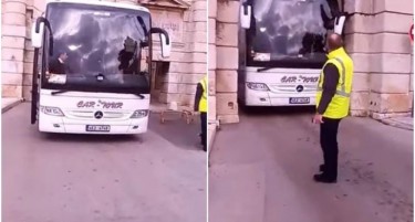 (ВИДЕО) НЕСЕКОЈДНЕВЕН НАСТАН: Aвтобус се заглави во портата Фоша