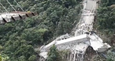 (ВИДЕО) ЗАГИНАА ДЕСЕТ ЛУЃЕ: Мост се урна и падна во кањон