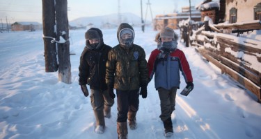 Видео: Кога ќе падне -50 ослободени се од школо во ова сибирско село
