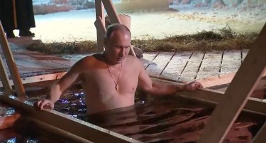 Видео: Путин во грч ладна вода за Богојавление