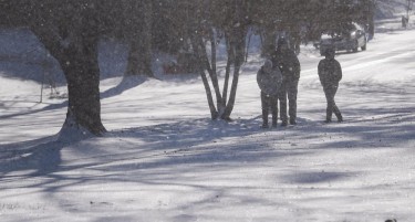 (ВИДЕО) Снежна бура и студ во Америка, десет мртви во невреме