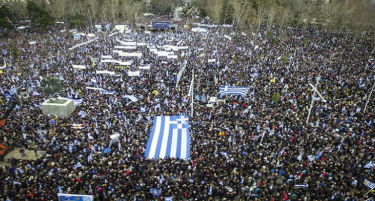 (ВИДЕО ВО ЖИВО) Масовни протести во Солун против компромисот околу спорот со Македонија