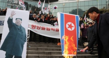 Ја запалија фотографијата на Ким и знамето на Северна Кореја