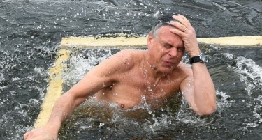 (ВИДЕО) По Путин уште еден човек се капеше во ладна вода