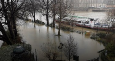 Париз е поплавен - се излеа Сена