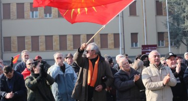 (ГАЛЕРИЈА) Протести пред Собрание против законот за јазици, пратениците почнуваат повторно дебата откако Иванов стави вето