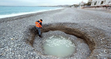 (ФОТО) Се појави кратер на позната плажа