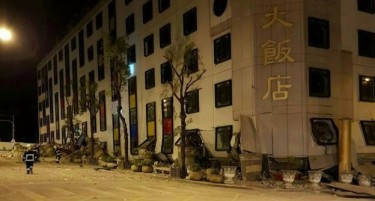 (ФОТО+ВИДЕО) УЖАСОТ ВО ТАJВАН: Искривени згради, урнат хотел, луѓе под урнатини