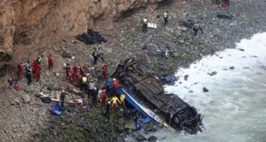 Најмалку 25 луѓе го загубија животот во автобуска несреќа во Перу