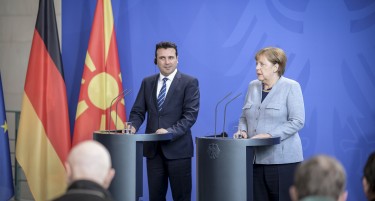 Грците лути што Меркел го нарече Заев македонски премиер