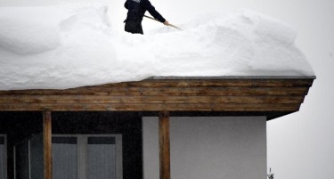 OВА СЕ СЛУЧУВА НА БАЛКАНОТ: Снегот урива покриви на куќи