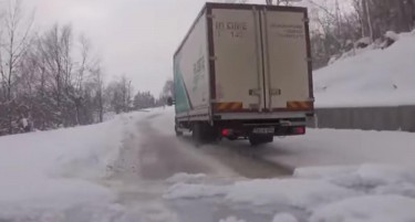 (ВИДЕО) ЛУДОСТ ИЛИ ХРАБРОСТ: Камионџија направи рели на снег
