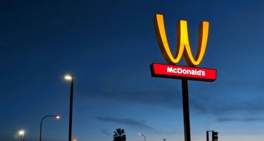 „McDonald’s“ во чест на жените го промени своето лого