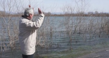 Aлбанија под вода - им се помага на луѓето во изолираните области