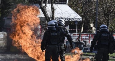 (ВИДЕО-ФОТО) СОЛУН ВО ПЛАМЕН: Обединети анархисти од Балканот се судрија со полицијата