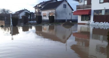 ОПАСНО ВО ХРВАТСКА: Поради поплавите почнаа да се уриваат куќи