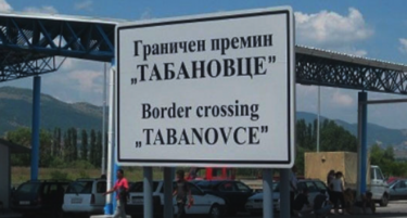 Несреќа на Табановце: Камион урнал пасошка кабина, повреден полицаец