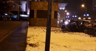 Автомобил се забил во оградата на Собрание