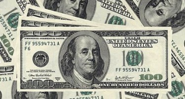 Доларот во страшен пад, лоши импликации врз глобалната економија