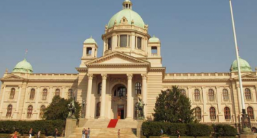 Маж пред српскиот парламент се заканува дека ќе се разнесе со бомба