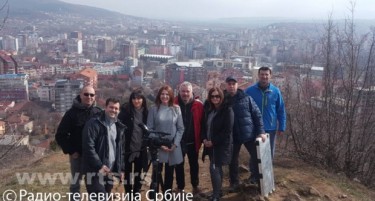 Новинарска екипа на РТС уапсена во Пеќ