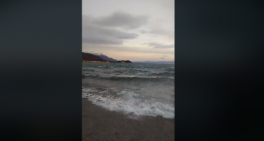 (ВИДЕО) Охридско езеро на мета на циклонот Алексеј-поплавено крајбрежје и објекти