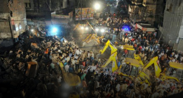 Десет лица загинаа, а двајца се повредени при уривање на зграда во Индија