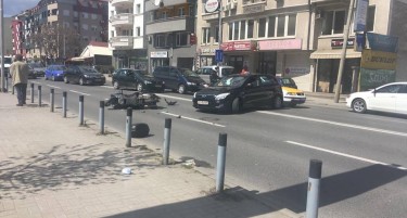 Фото: Моторџија удрен од автомобил кај Католичка