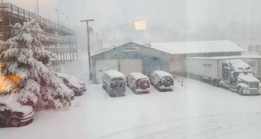 (ВИДЕО) КАКО ДА Е ЈАНУАРИ: Град се разбуди под дебел снег