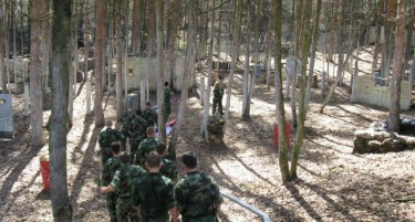 Српски тинејџери заминаа да тренираат во воен камп во Русија