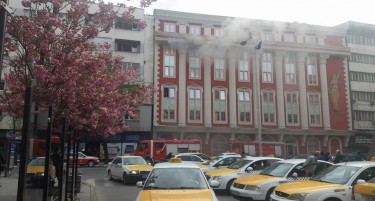 (ФОТО) Пожар изби во Министетството за правда - пожарникарите се борат со огнот