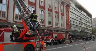 (ФОТО+ВИДЕО) Чад од горните катови на Министерството за правда - борбата со огнот трае