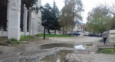 До Владата преку дупки и кал, паркинг место нема