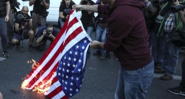 (ВИДЕО+ФОТО) ПРОТЕСТИ ВО АТИНА: Грците извикуваа „убијци“ и го запалија американското знаме