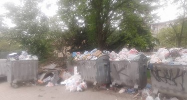 Преполни контејнери со смет во Карпош