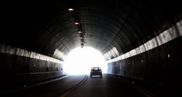 Возач загина во провалија