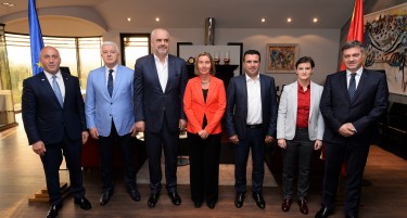 Заев и Могерини домаќини на неформалната вечера со премиерите од Западен Балкан во Скопје