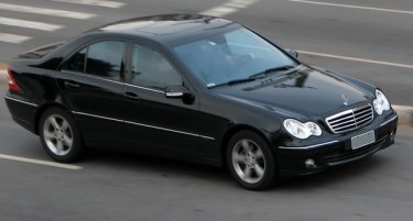 Му го украле мерцедесот додека бил во аптека