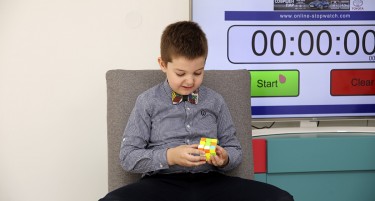 МАЛ ГЕНИЈ: Седумгодишниот Ѓорги решава Рубикова коцка за 4 секунди