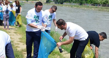 ПОГОЛЕМА СВЕСТ: Амбасадори решија да го зачистат кејот на Вардар