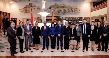 Грабар Китаровиќ вечераше со половина македонска влада