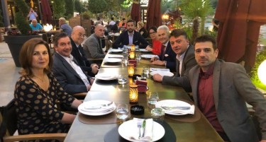 (ФОТО) ЗБЛИЖУВАЊЕ, А НЕ ОДАЛЕЧУВАЊЕ: Шилегов на вечера со градоначалникот на Атина