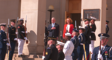 (ВИДЕО) Како Шеќеринска го убедуваше колегата Матис да биде поканета Македонија во НАТО