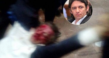 Еден од напаѓачите со нога го згазнува Села врз главата