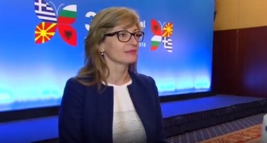 Захариева: Сега е време Македонија да го затвори прашањето за името
