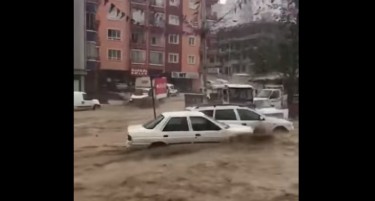 (ВИДЕО) АНКАРА: Вакви поплави има еднаш во 500 години