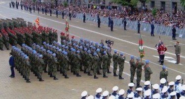 Македонските војници продефилираа во Софија и го поздравија Радев